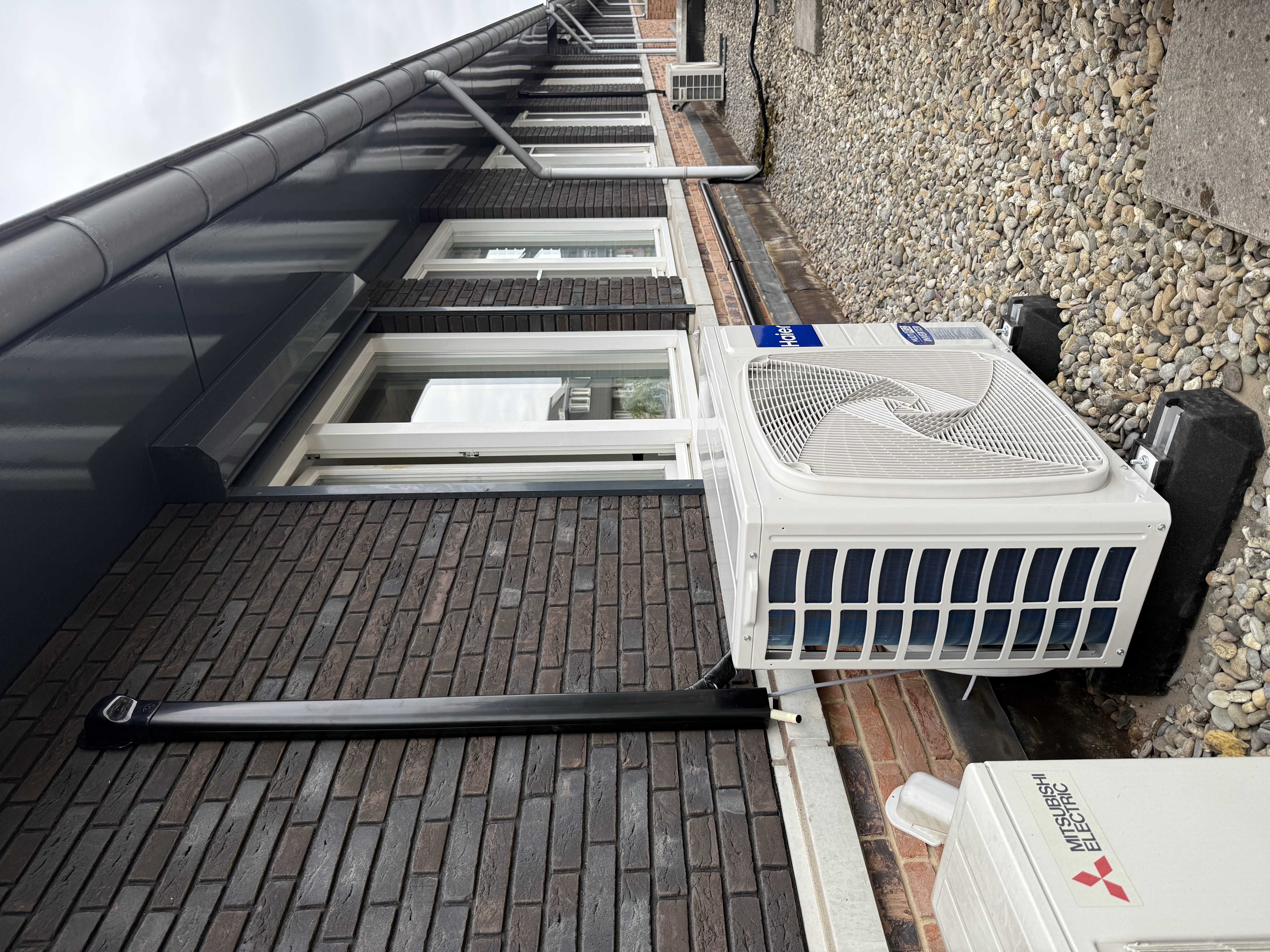 Airco buitenunit aan de gevel